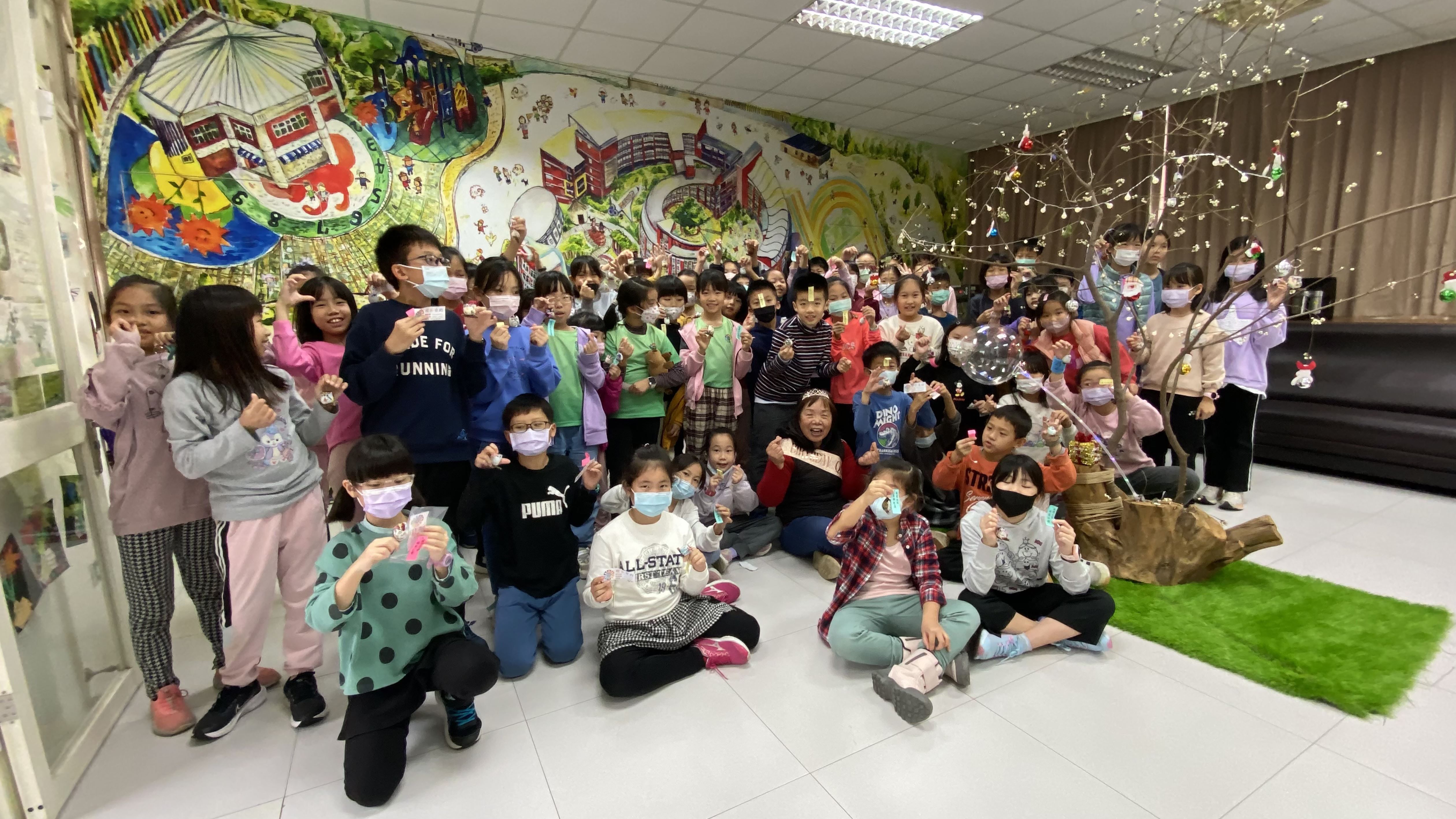 葉瑞珠校長（前排紅外套坐地者）作風親和，時常與學生互動。