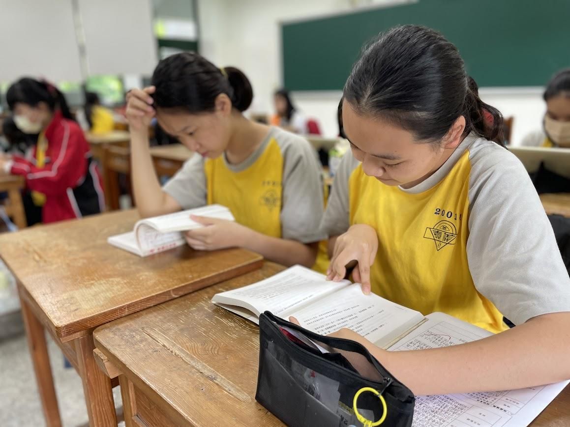 生生用平板的教育政策下,學生用平板追劇做專題十分方便