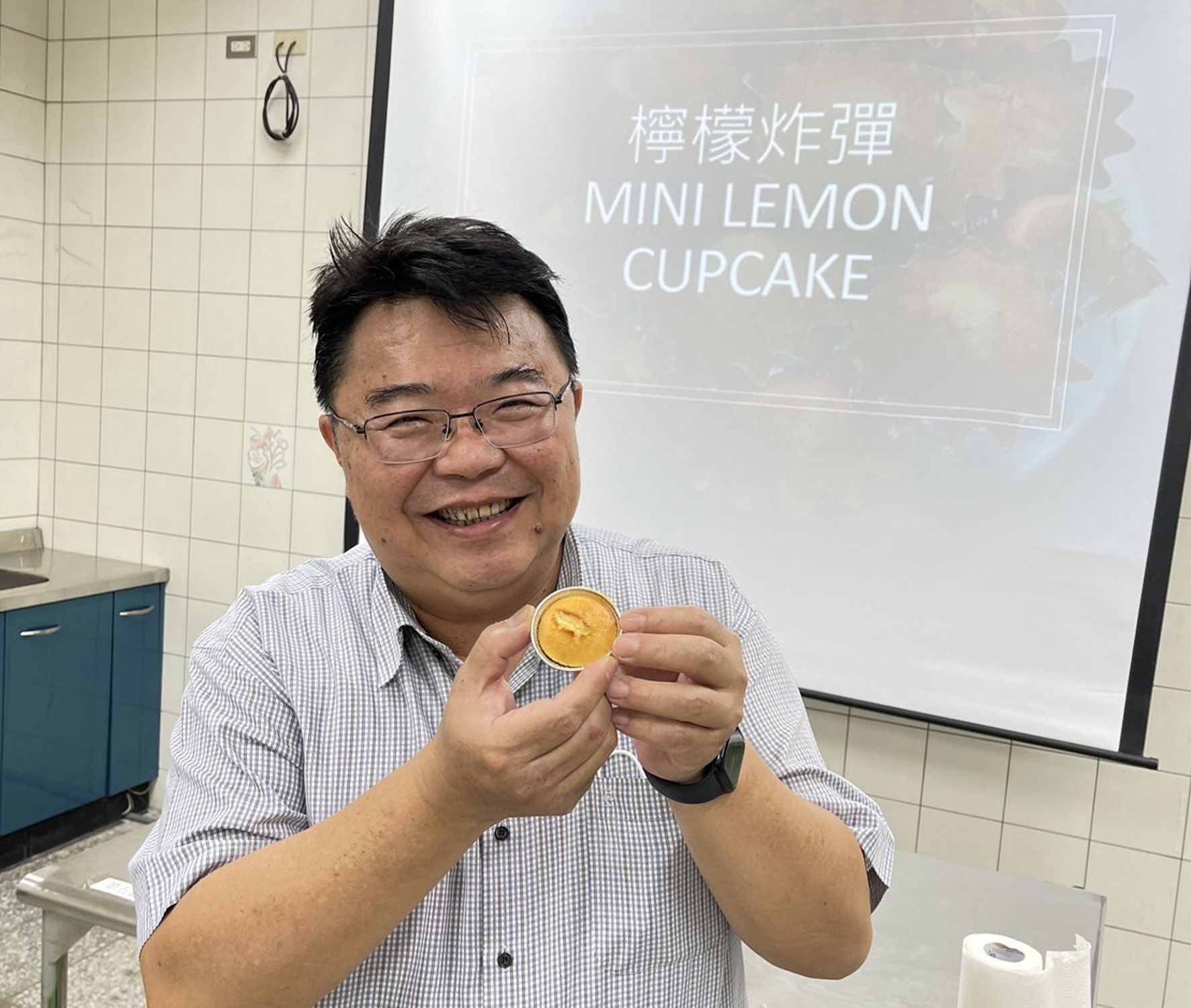 張俊峰認為家政課也可以代入雙語概念，例如甜點「檸檬炸彈」的英文名稱為Mini Lemon Cupcake。