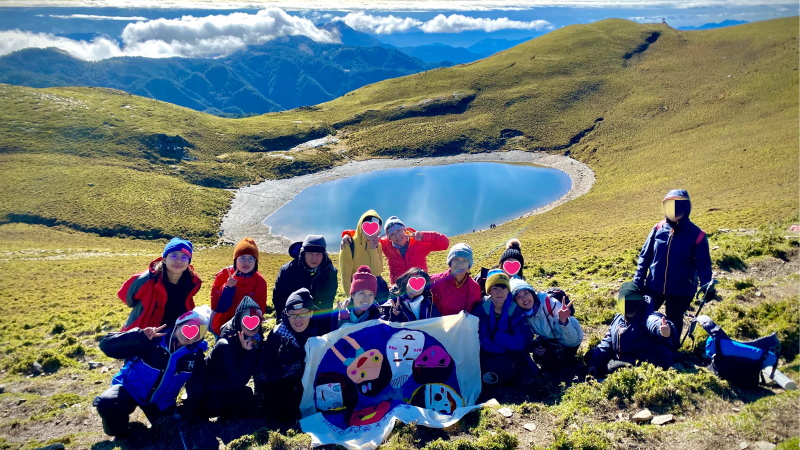 2021年蔡惠芳（後排右一）與師生一同登百岳嘉明湖。