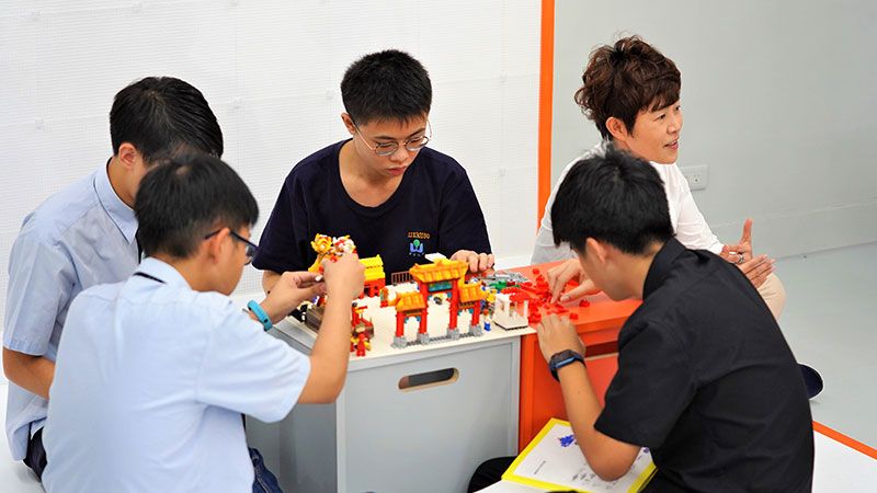 學生利用募集來的樂高，在上課時拼築出集應廟的建築。