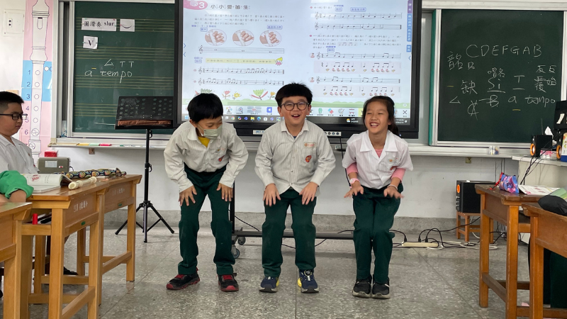 學生在ㄇ字形座位中上音樂課