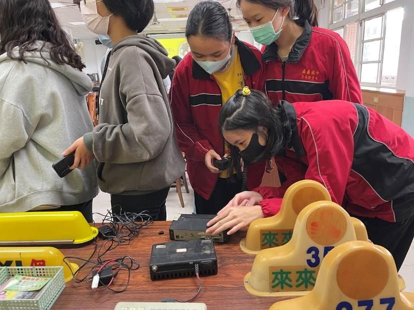 學生好奇操作以前計程車上的搶答機。