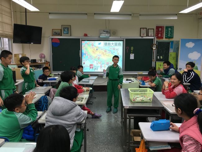 班級學生一起玩環島大富翁桌遊