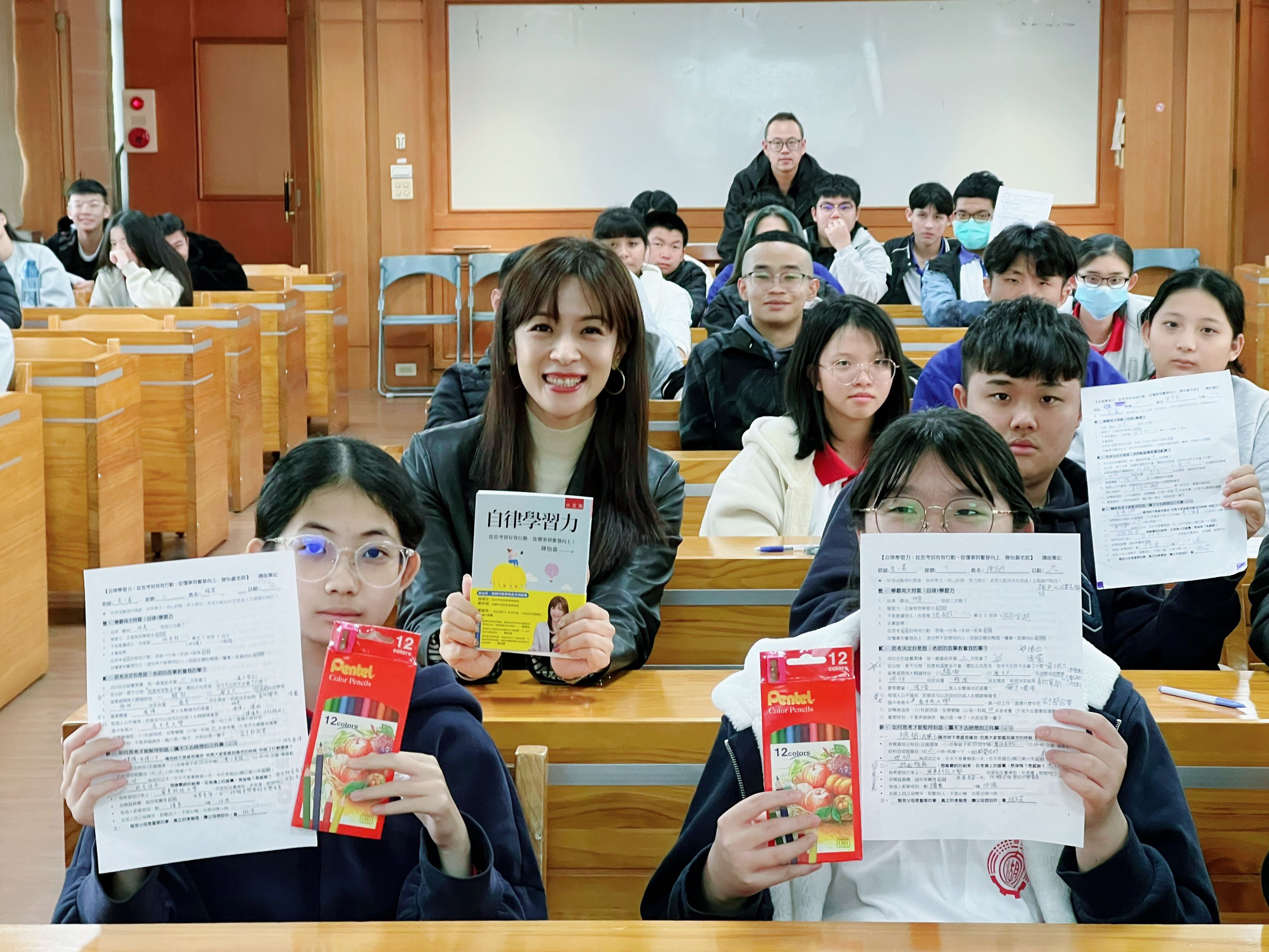 陳怡嘉將教學經驗出版成書,並在各學校演講分享心得。