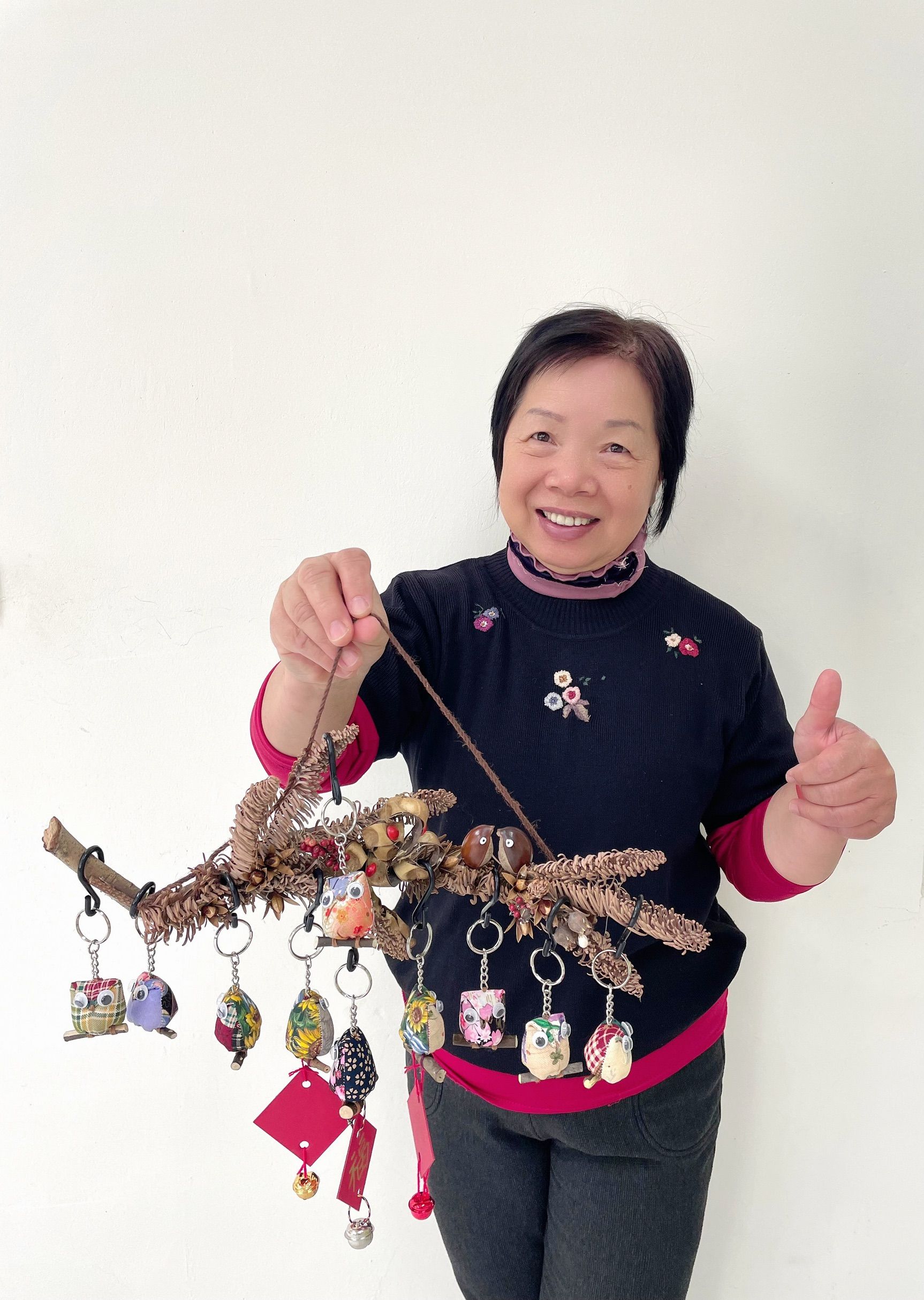 葉瑞珠會利用下班時間親手製作貓頭鷹娃娃，送給學生。