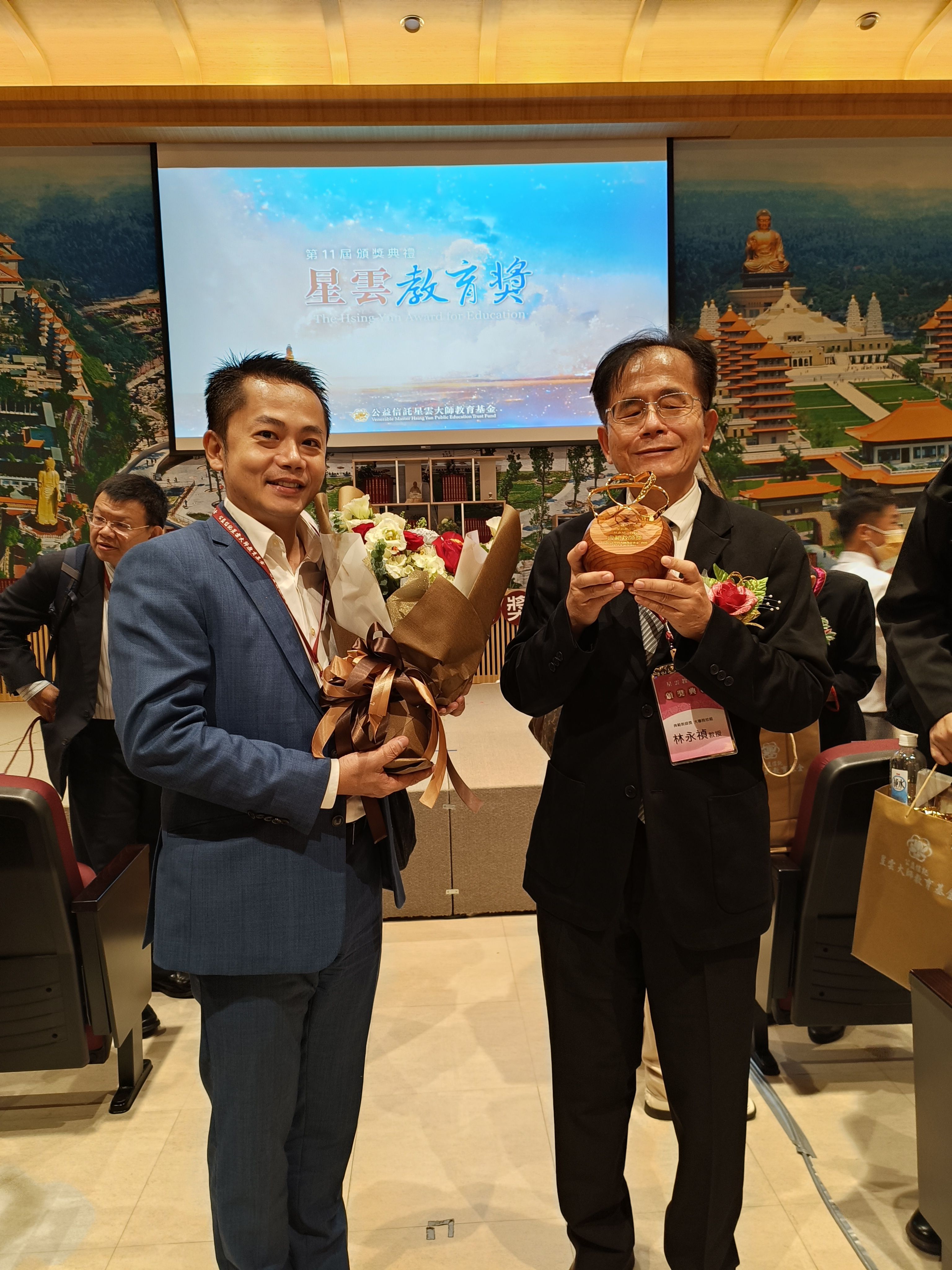 林永禎教授的學生(左)原本畢業後要去工地做工,但在他(右)的幫助下,現在已經是大學副教授。