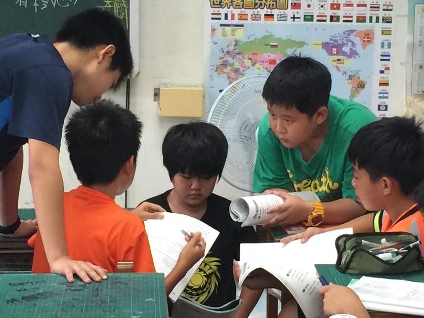 數學小老師協助同學如何完成回家作業。小魚老師提供