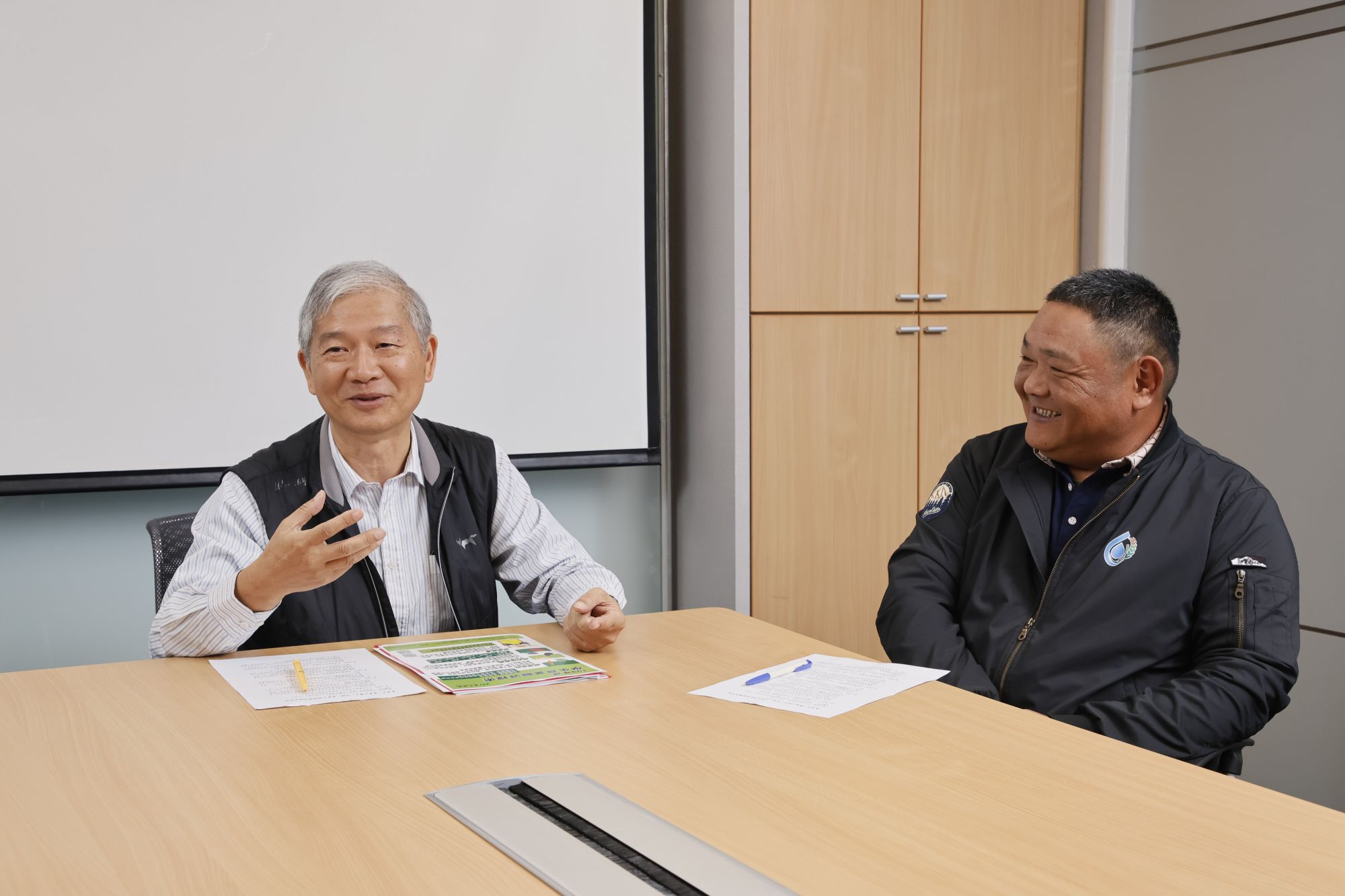 這場關於土地與傳承的變革已展現驚人成果，畢業生從農率高達 98.7% 。曾為公費生且孩子亦就讀專班的吳成富，與校方共同見證新一代農業工作者如何透過有計畫的教育，培養出理論與實務兼具的專業尊嚴。