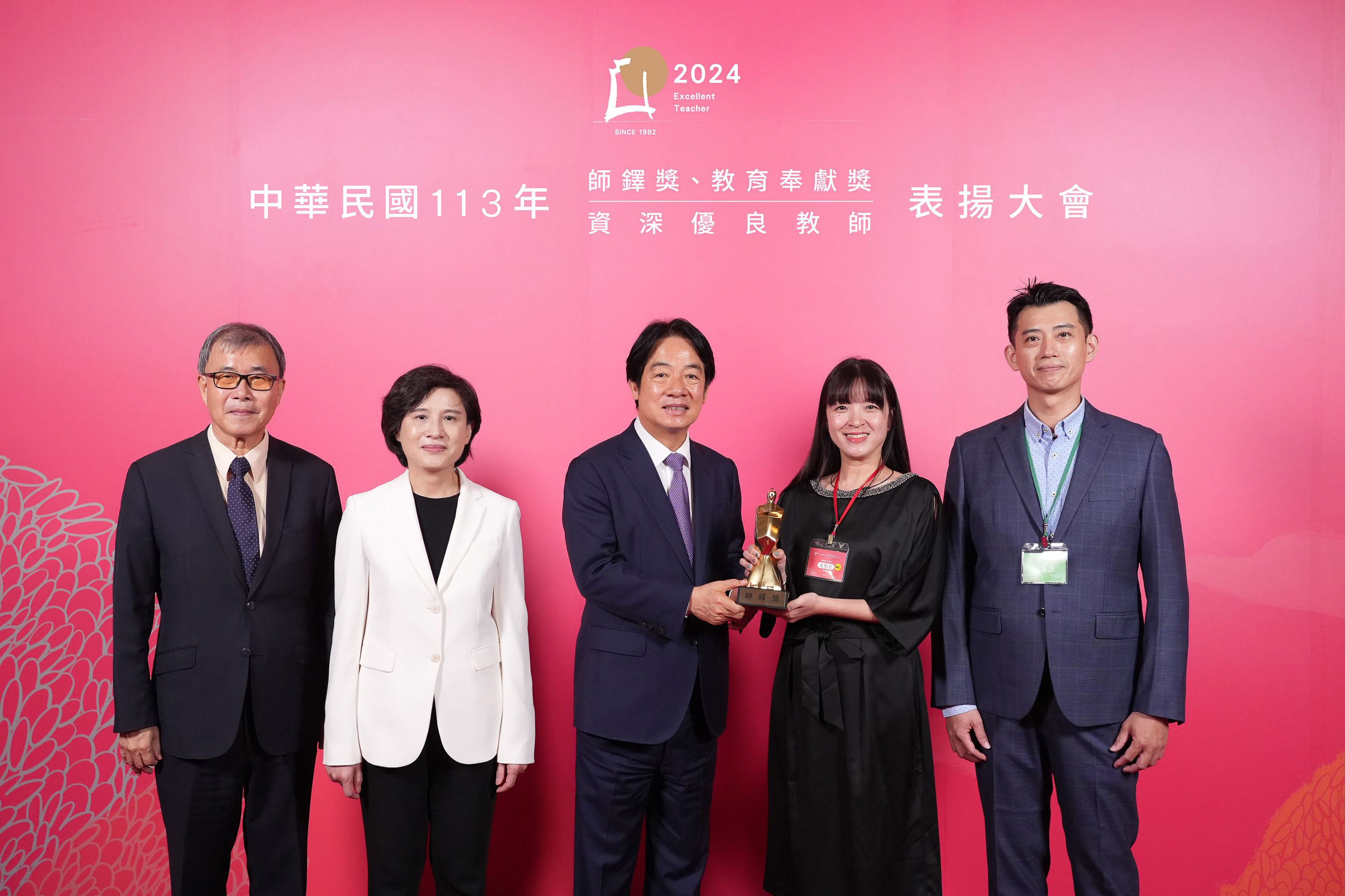 培訓出國內、外五面金牌國手的葉怡君教師（右二），榮獲師鐸獎。