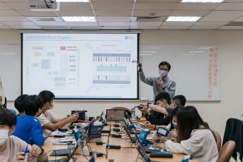 ADI台灣區代理商-安馳科技指派技術工程師協助教學，教導同學操作M2K。圖/輔宏公司提供