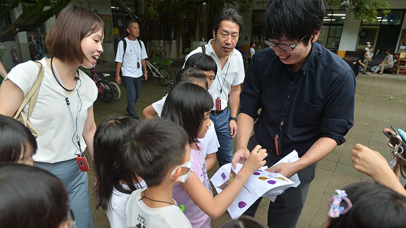 日本東京都廳參訪團與種籽實小的孩子互動。黃建賓攝