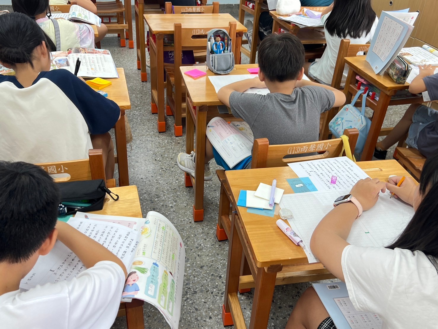 課本、習作、便利貼都成為寫作時的工具與素材
