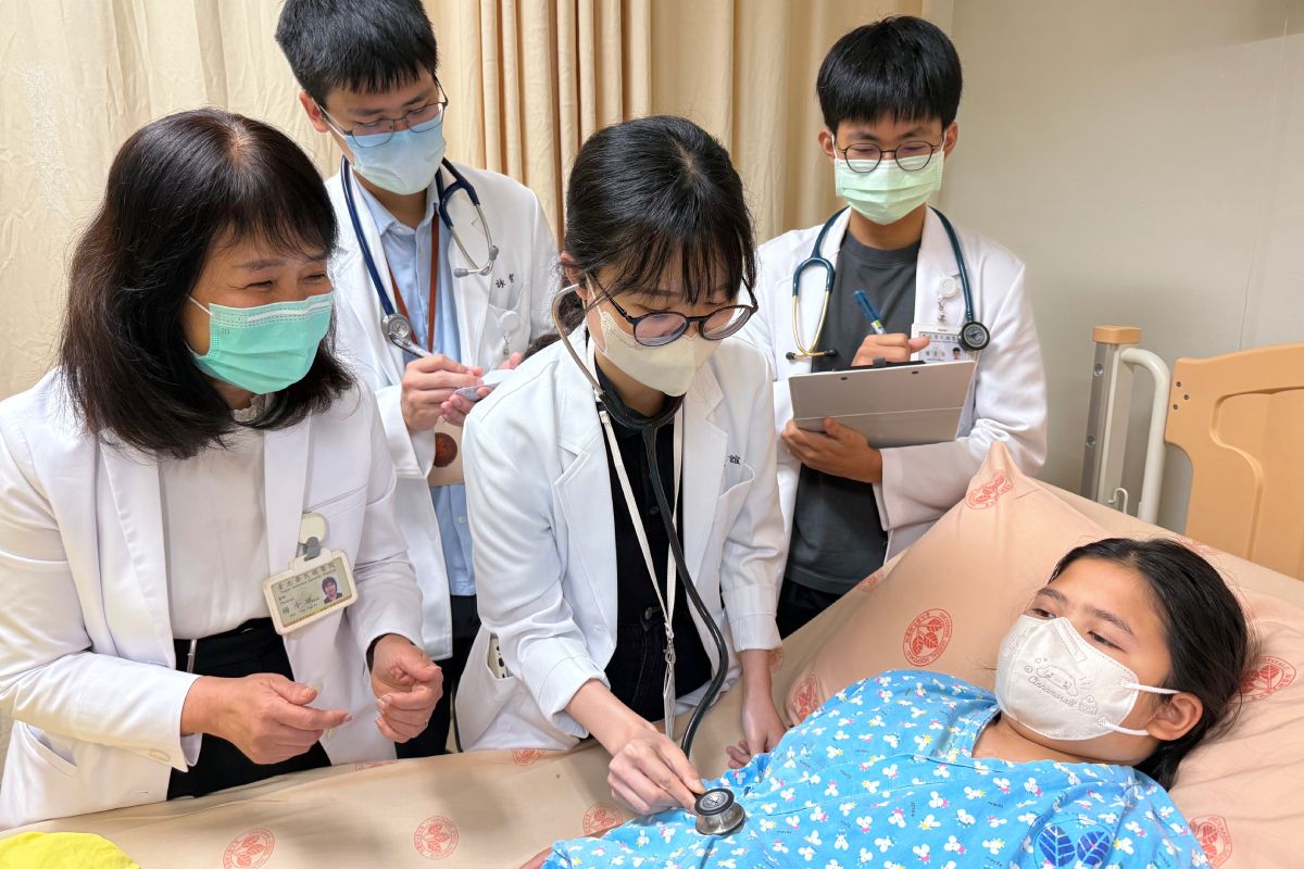 楊令瑀(左一)帶領醫學生進行床邊教學。她常對學生強調,醫療不只是冰冷的數據,而是要花時間與病人建立信任。