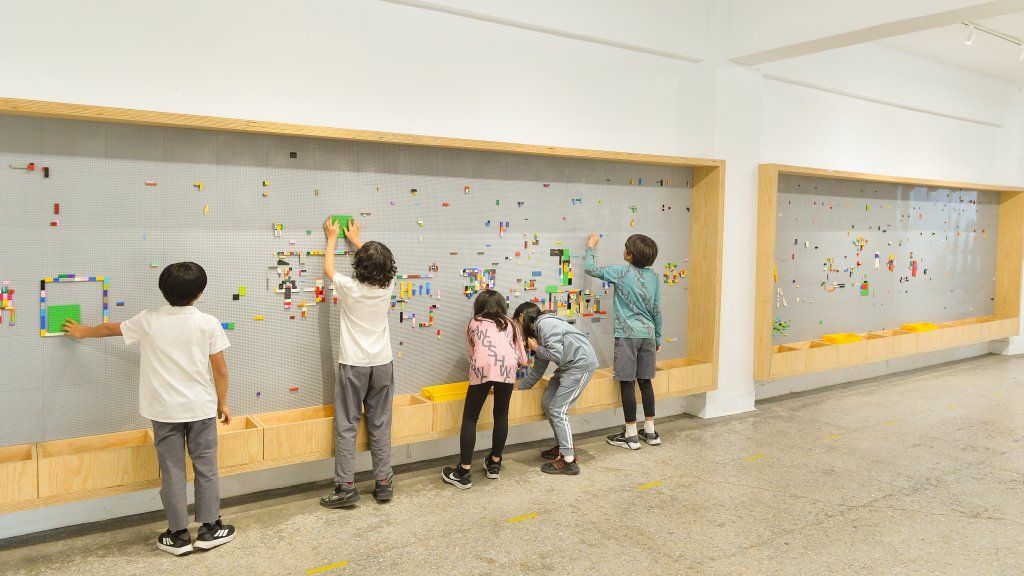 教室外大片的樂高牆，鼓勵孩子隨時創作。黃建賓攝