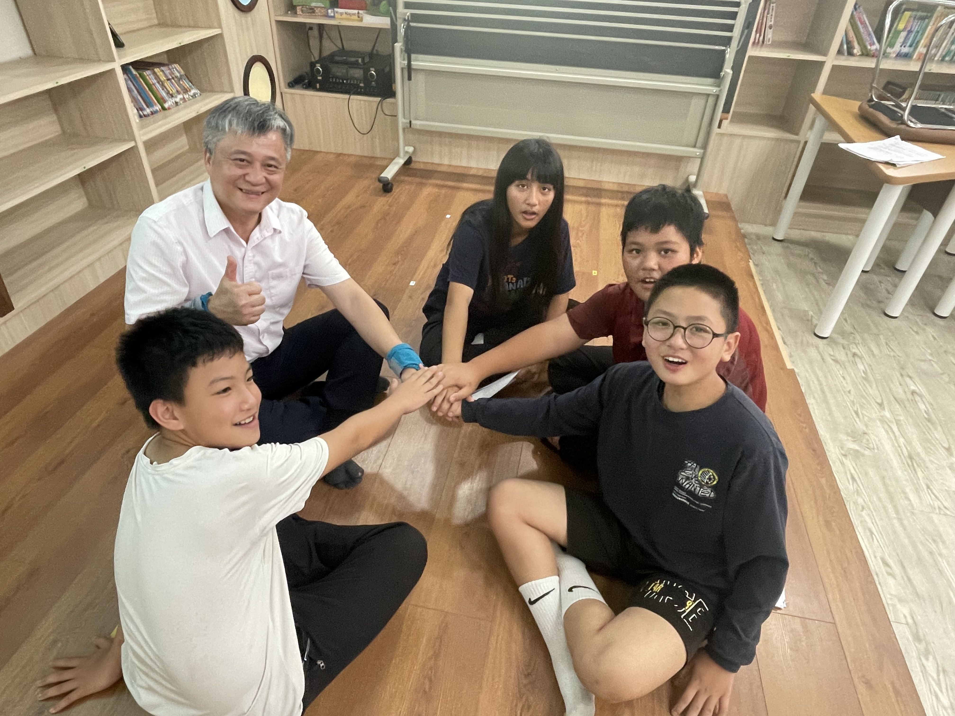 對莊新國(左二)來說,教育是翻轉生命的基礎,希望所有孩子都能享有受教育的權利。