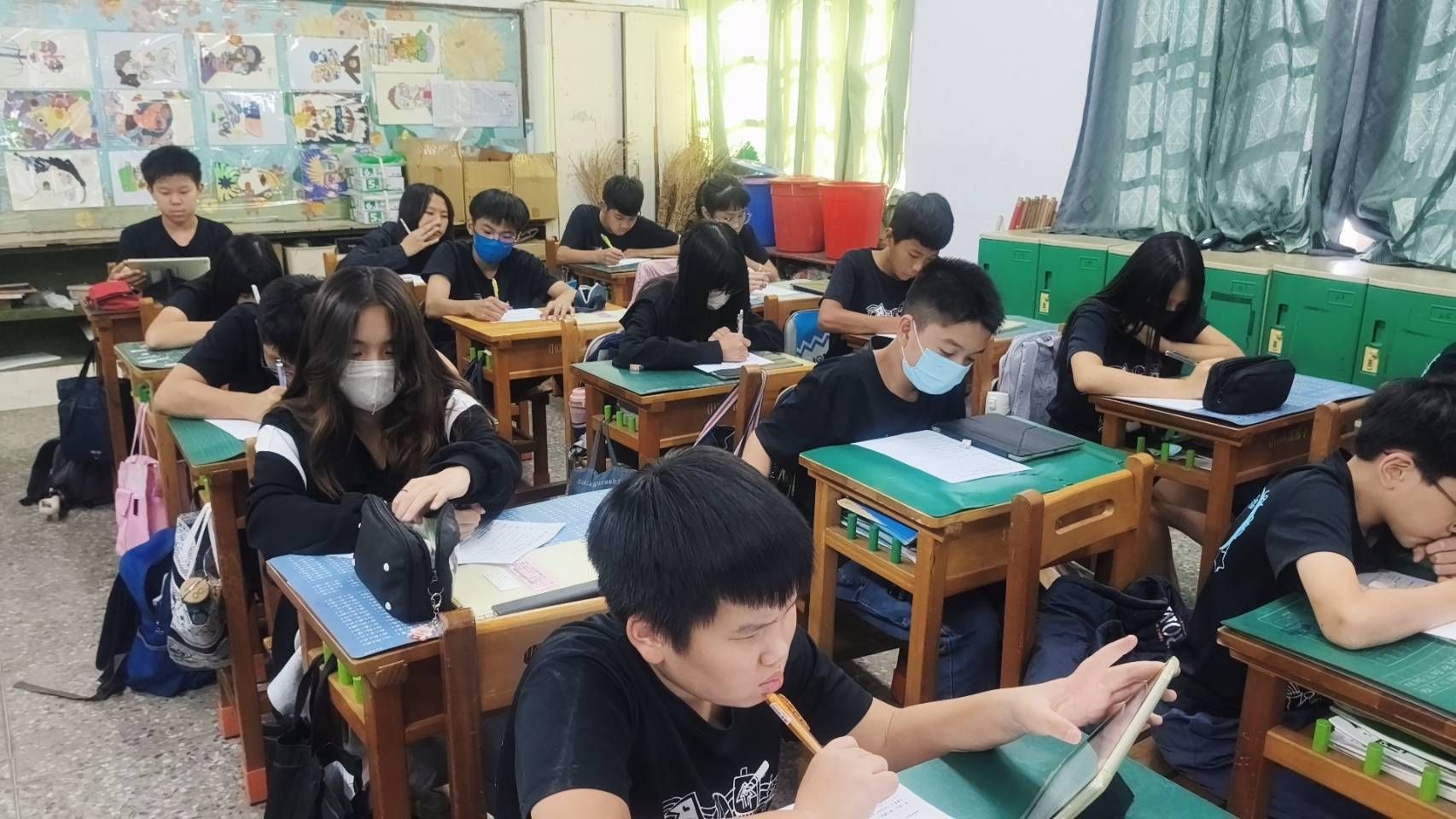 學生課堂專注完成自己的sel與國際任務