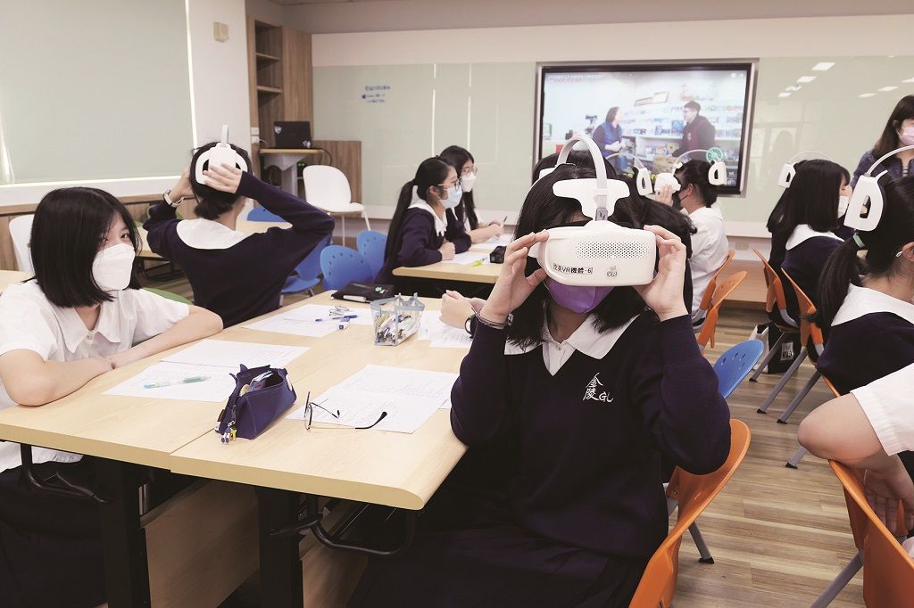 學生戴上VR裝置後，進入360度的虛擬世界，可一對一練習英文口說。
