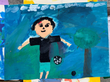 就像這張畫，主題是正在踢足球卻因為紙張很空所以要加上一棵樹，左上角也畫了太陽，在老師的引導後才改上色成天空的。 