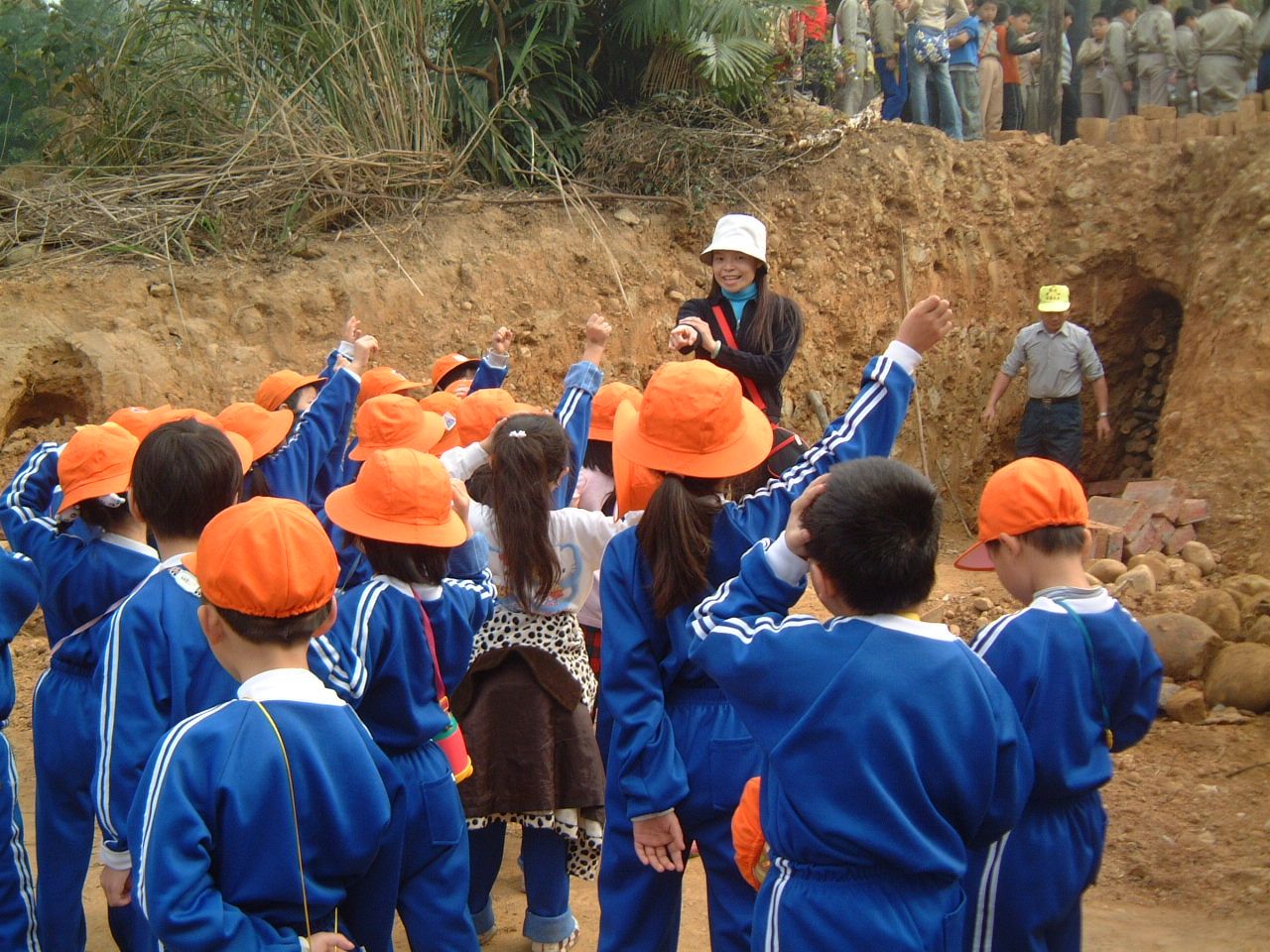 孩子們參觀李明宗校長和村內耆老一起搭建的木炭窯。