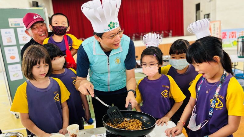 食農教育讓小朋友自己切洗、烹調,王全興校長也會忍不住手癢大秀廚藝。